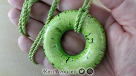 necklace_donut_pale_green-20190325_121624.jpg