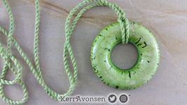 necklace_donut_pale_green-20190325_121639.jpg