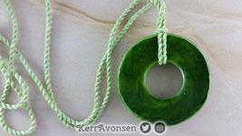 necklace_donut_pale_green-20190325_121650.jpg